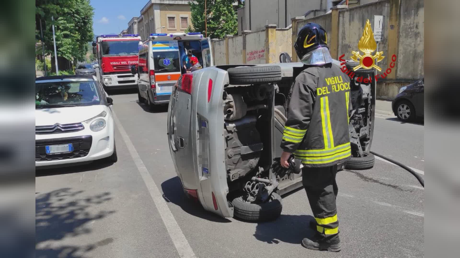 Auto si ribalta, soccorsa 68enne