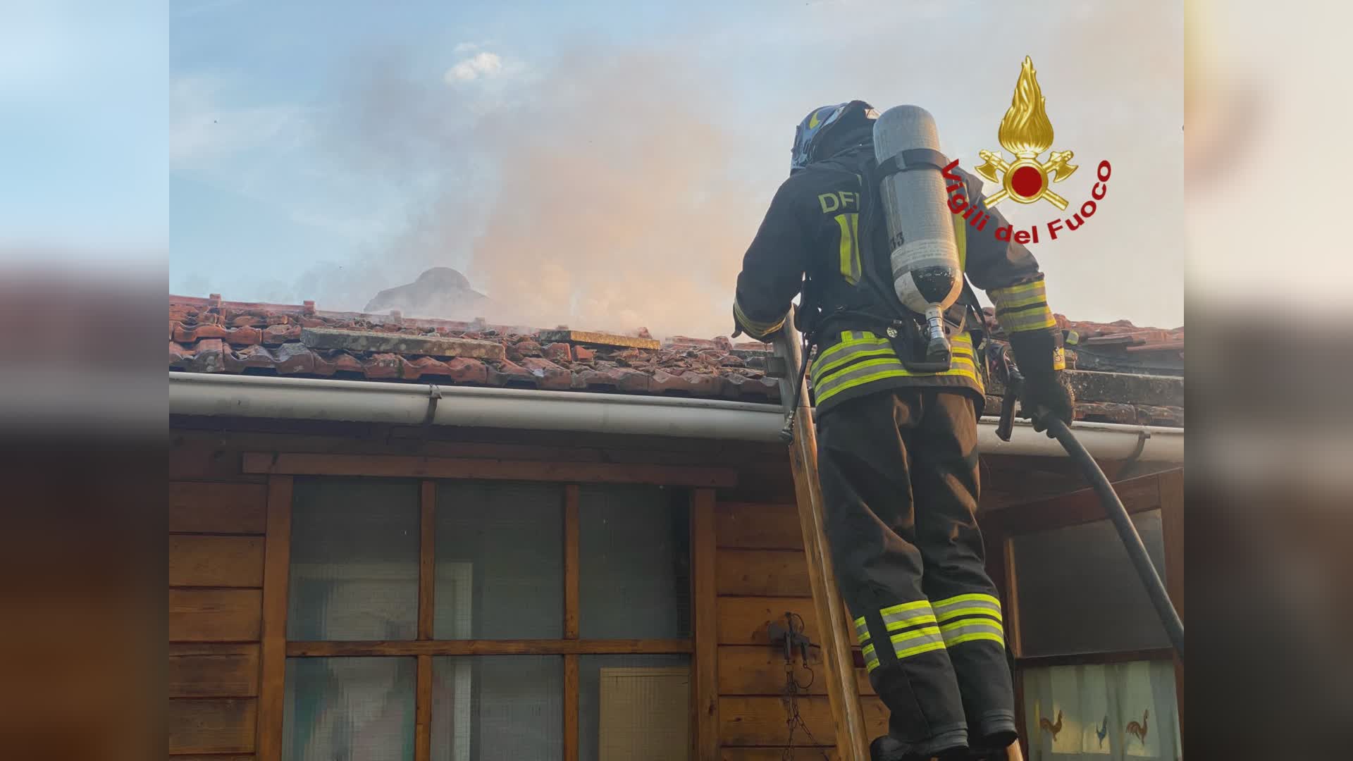 Oppio (San Marcello Piteglio). A fuoco un tetto