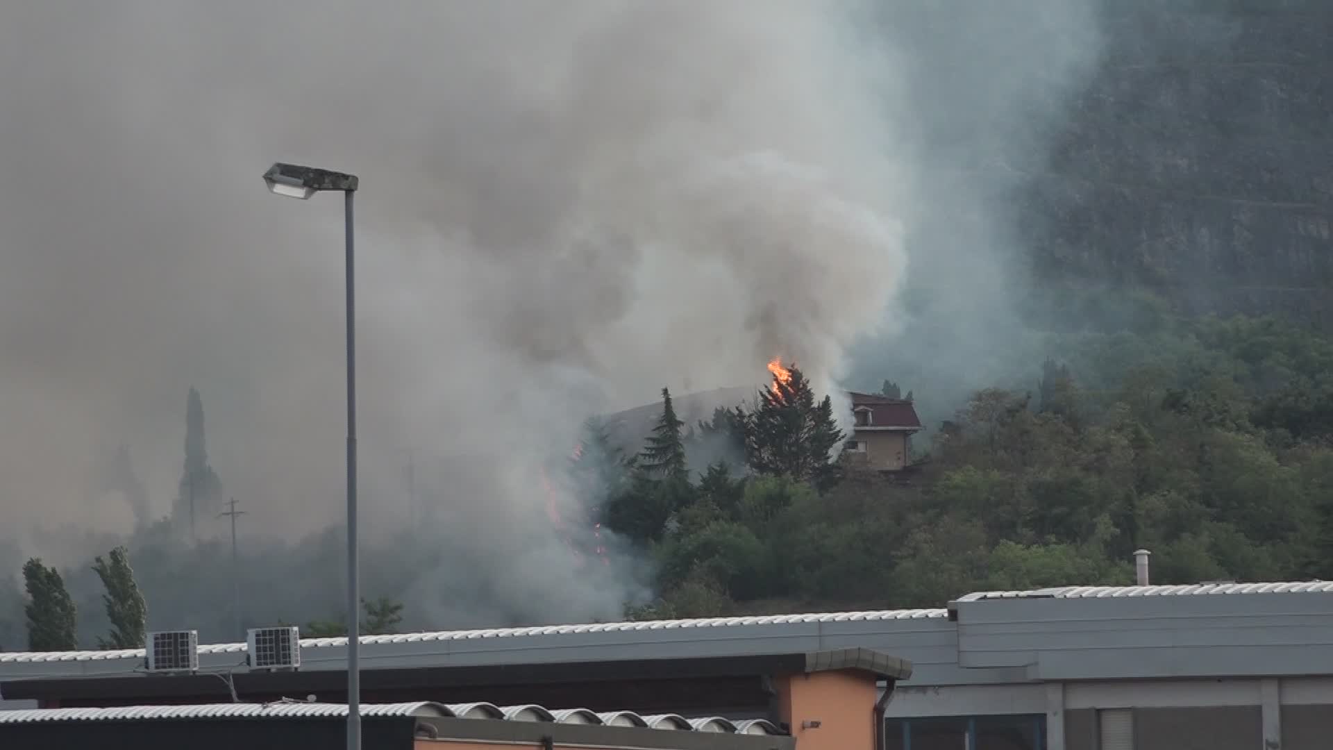 Incendio a Masotti, intervenuto anche un elicottero