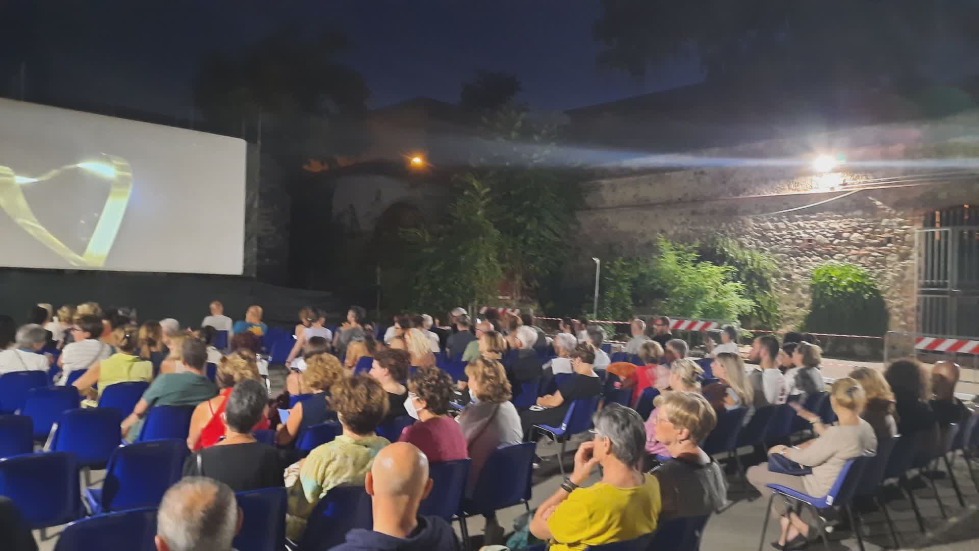 Cinema all'aperto, circa 100 spettatori a sera