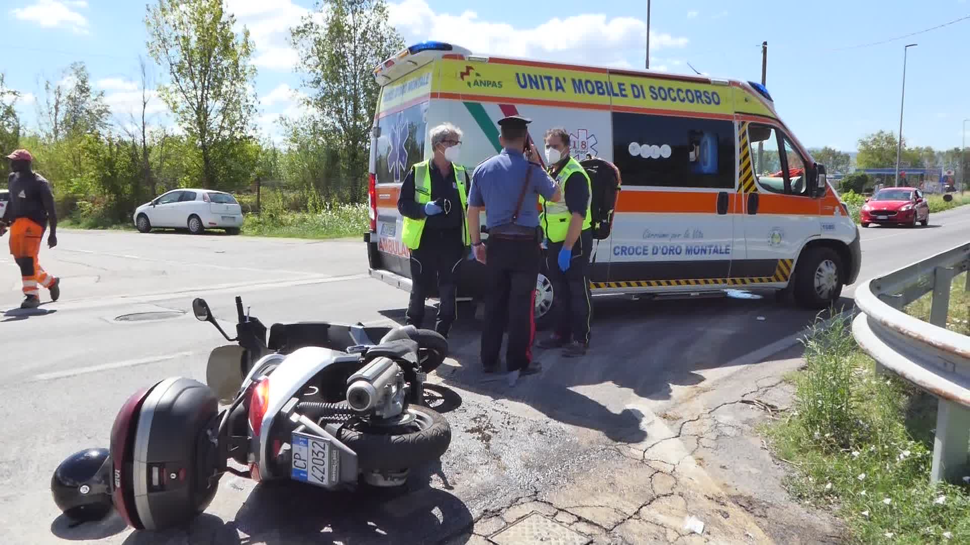 Incidente in via Garibaldi a Montale: scooter contro auto