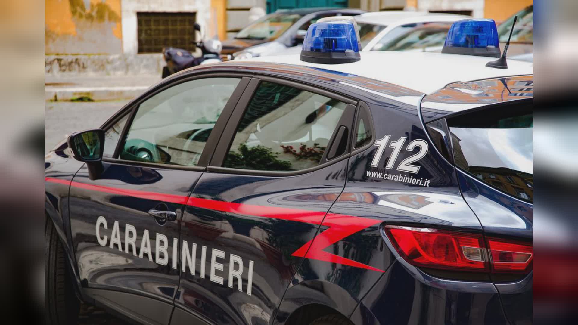 Cliente resta chiusa in pizzeria, liberata dai carabinieri.