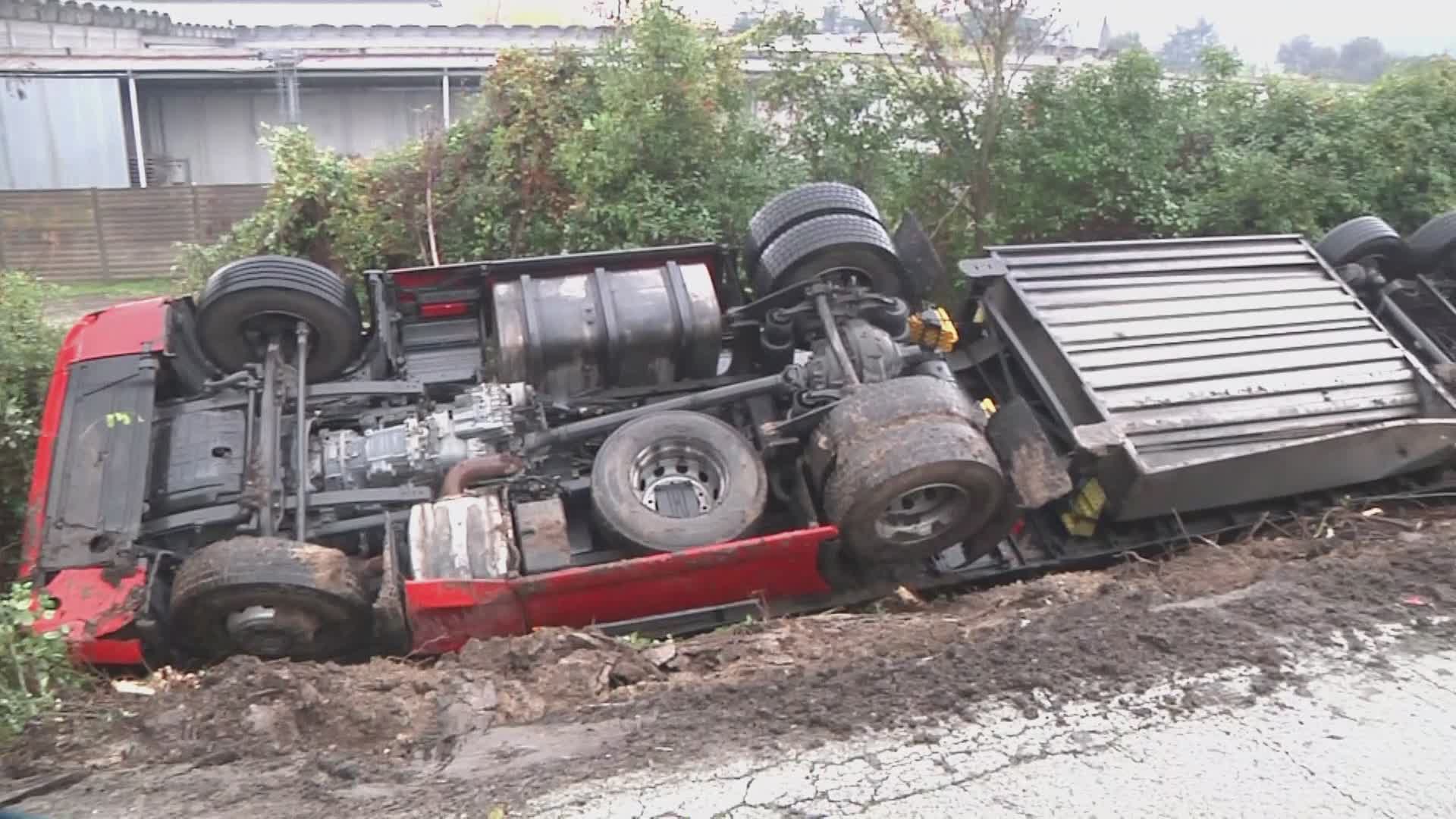 Pescia, camion finisce fuori strada