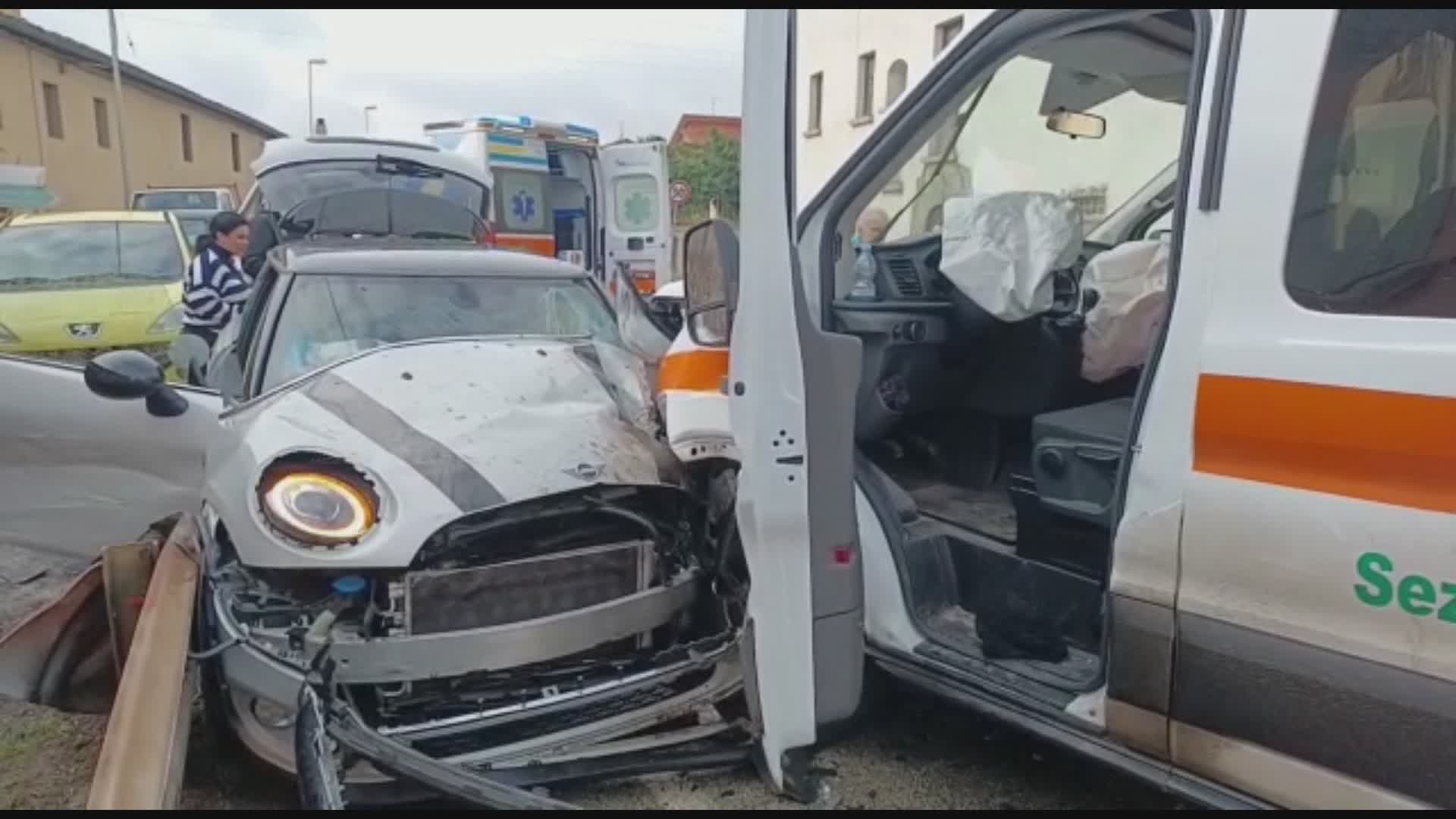 Frontale tra auto e mezzo Croce Verde a Barile (Pt)