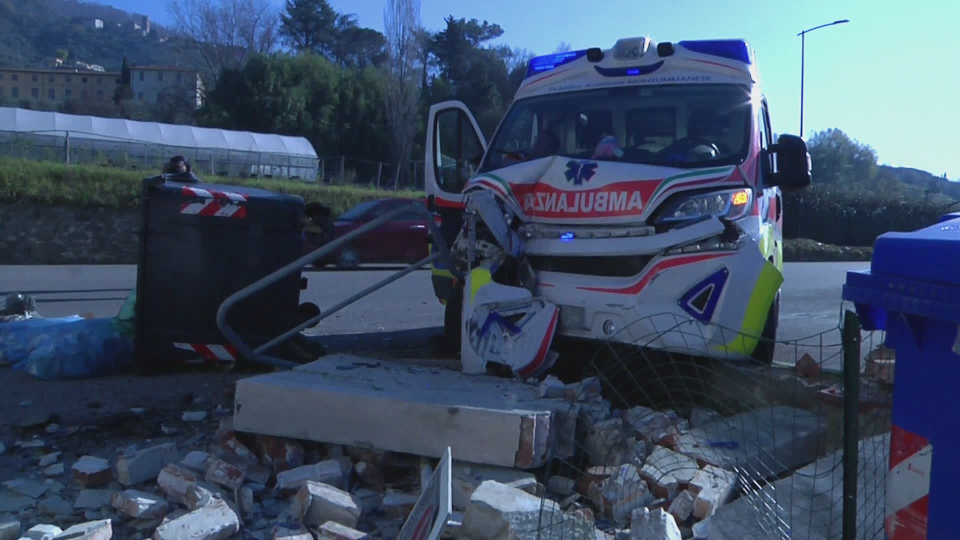 Pescia: incidente con ambulanza