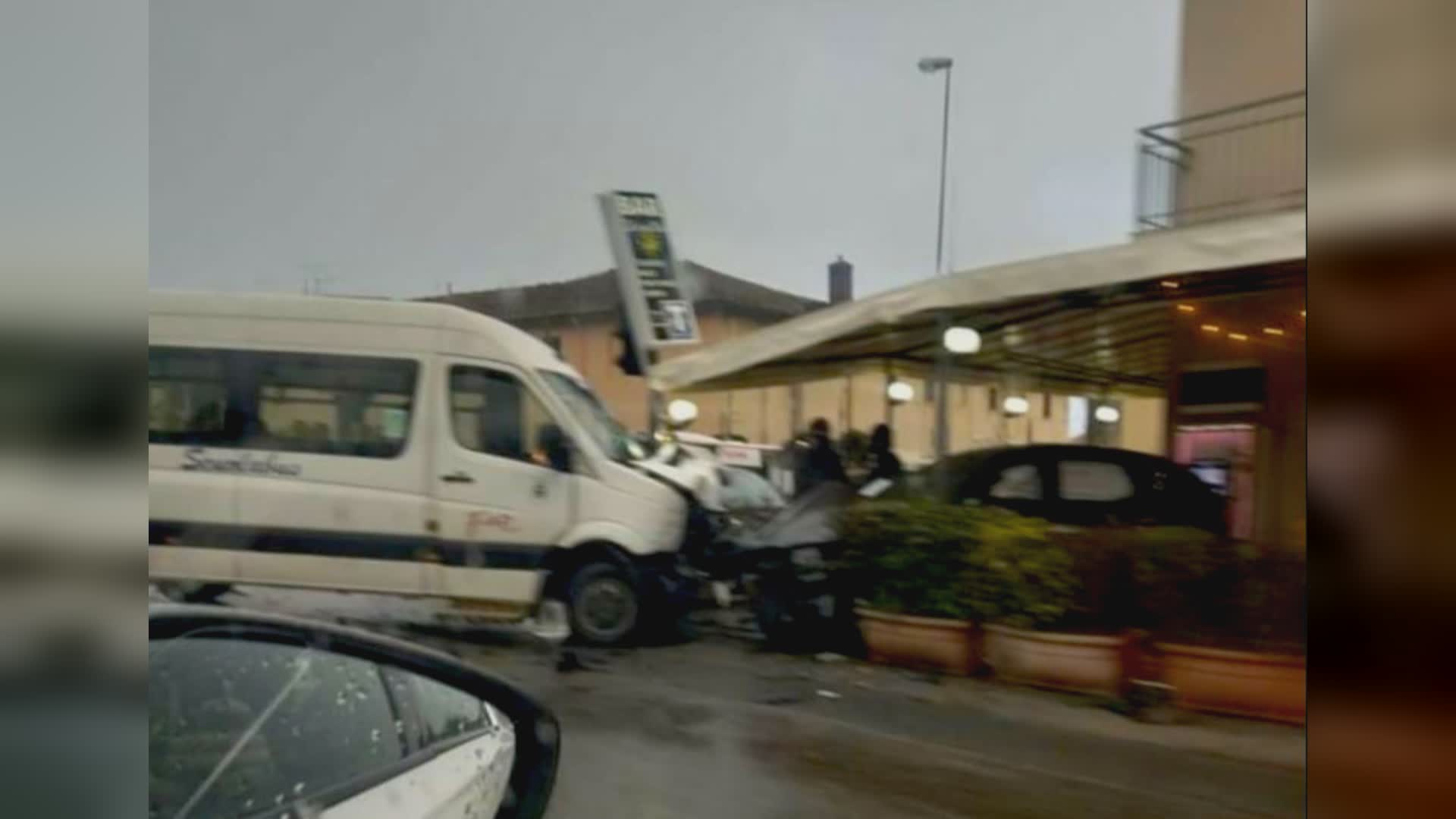 Incidente tra scuolabus (vuoto) e due auto