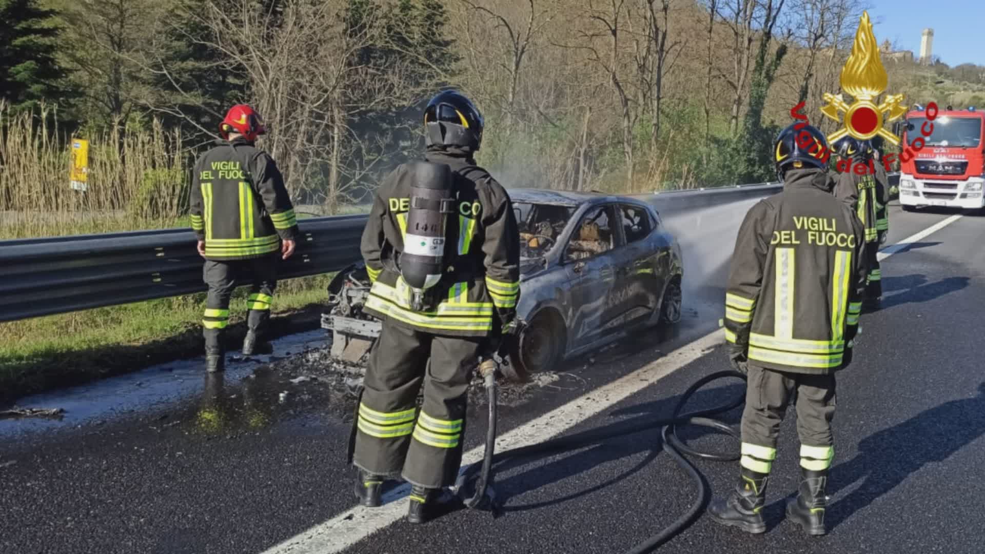 Autostrada A11: auto a fuoco nei pressi di Pistoia