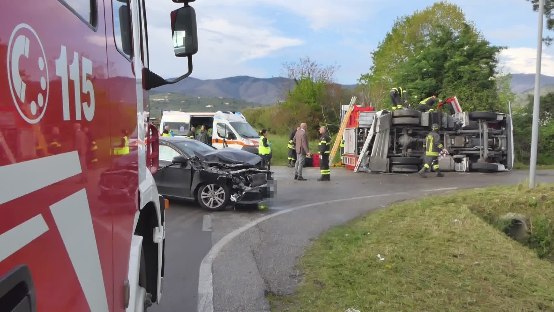 Incidente, coinvolto un mezzo dei Vigili del Fuoco