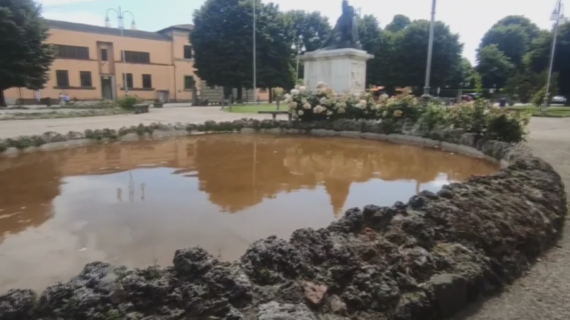 Piazza San Fracesco: gettata della terra dentro una vasca