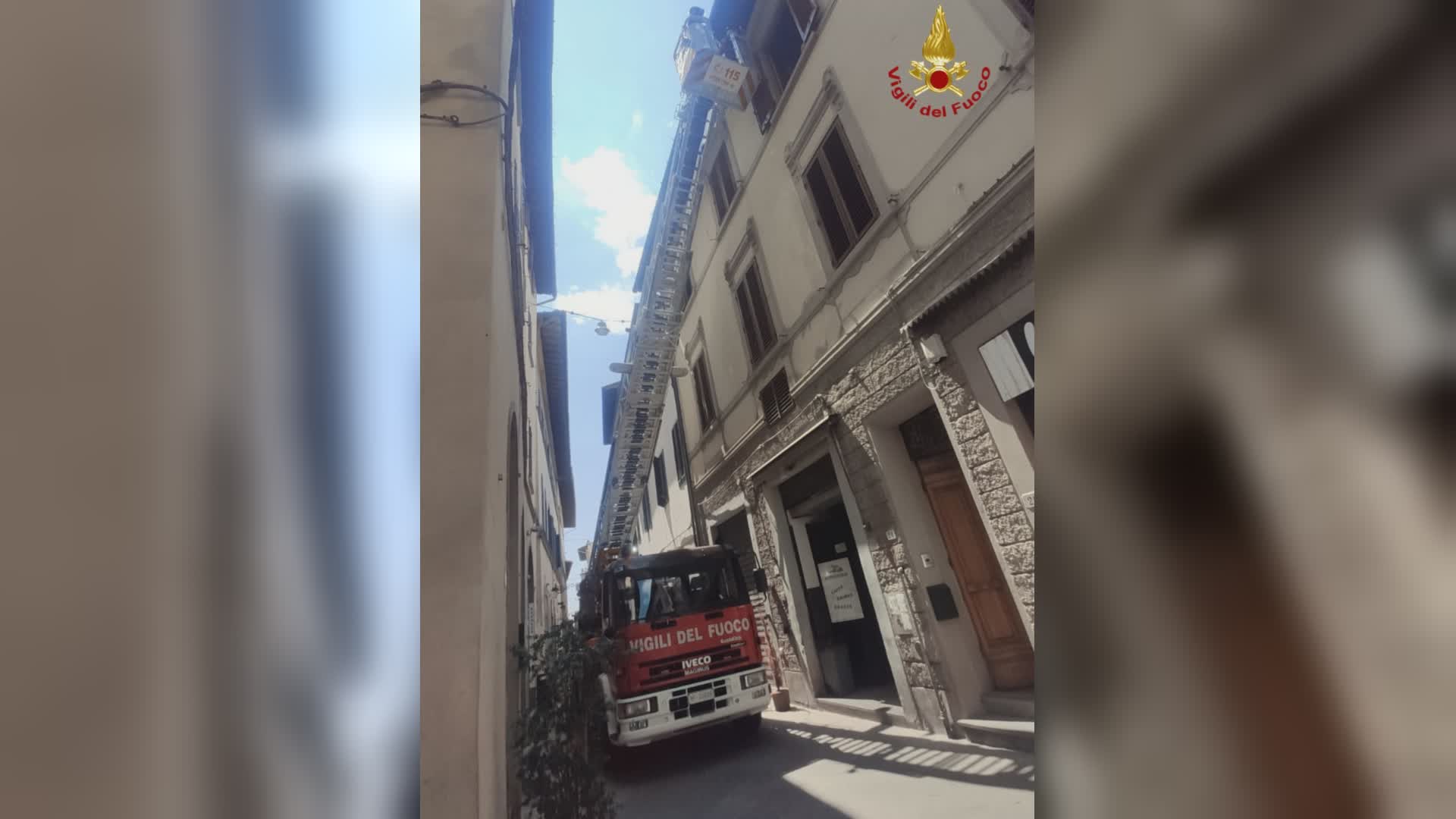 Gronda pericolante in via degli Orafi a Pistoia