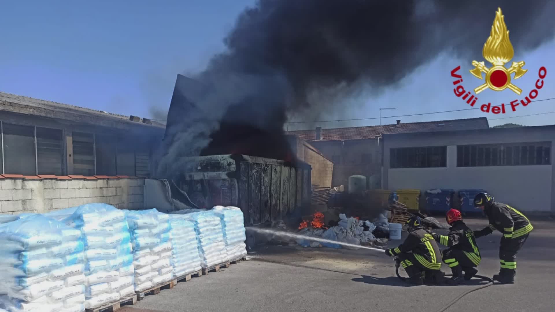 Incendio in una ditta a Massa e Cozzile