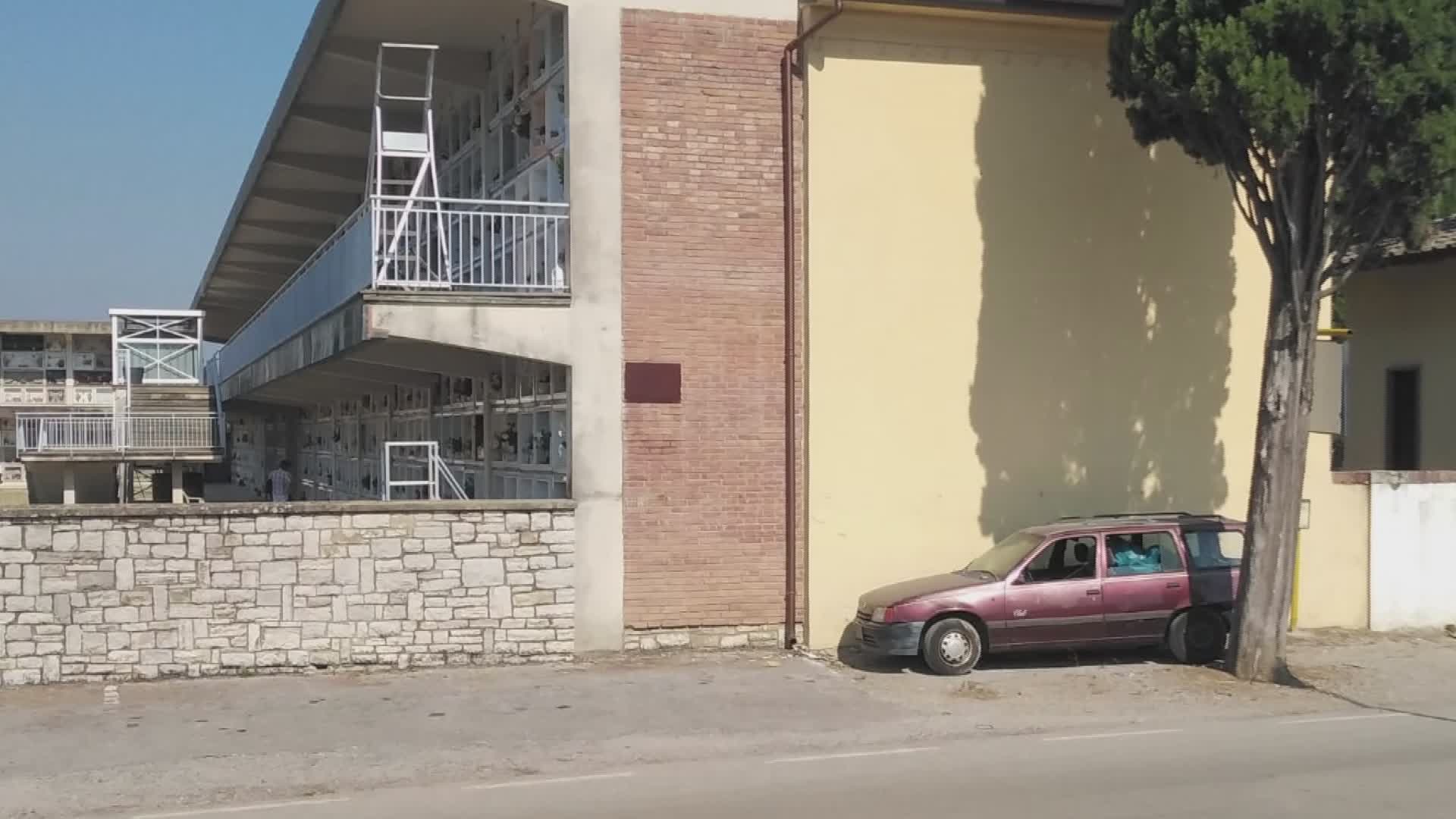 Quarrata. Auto abbandonata davanti all'ingresso del cimitero