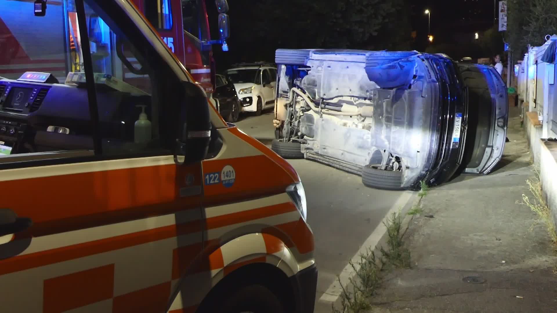 Montale. Suv finisce su quattro auto in sosta