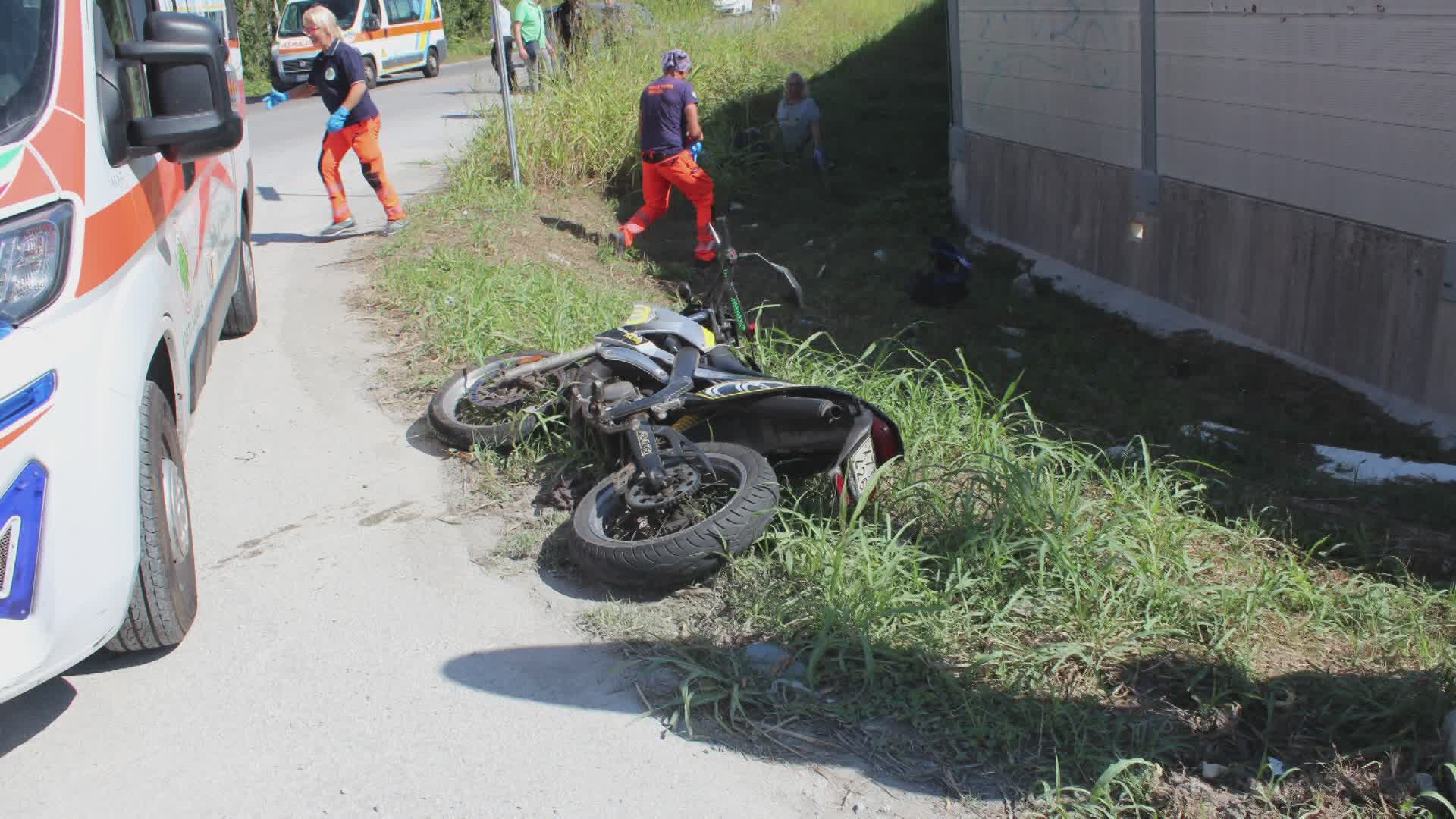 Serravalle P.se: scontro auto-moto; grave giovane centauro