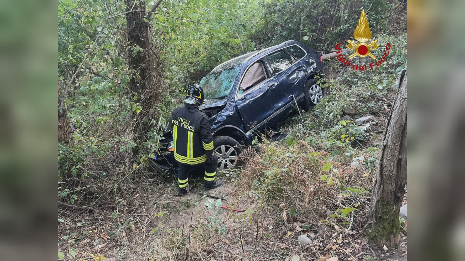 Pistoia: auto fuori strada in località Signorino, 2 feriti