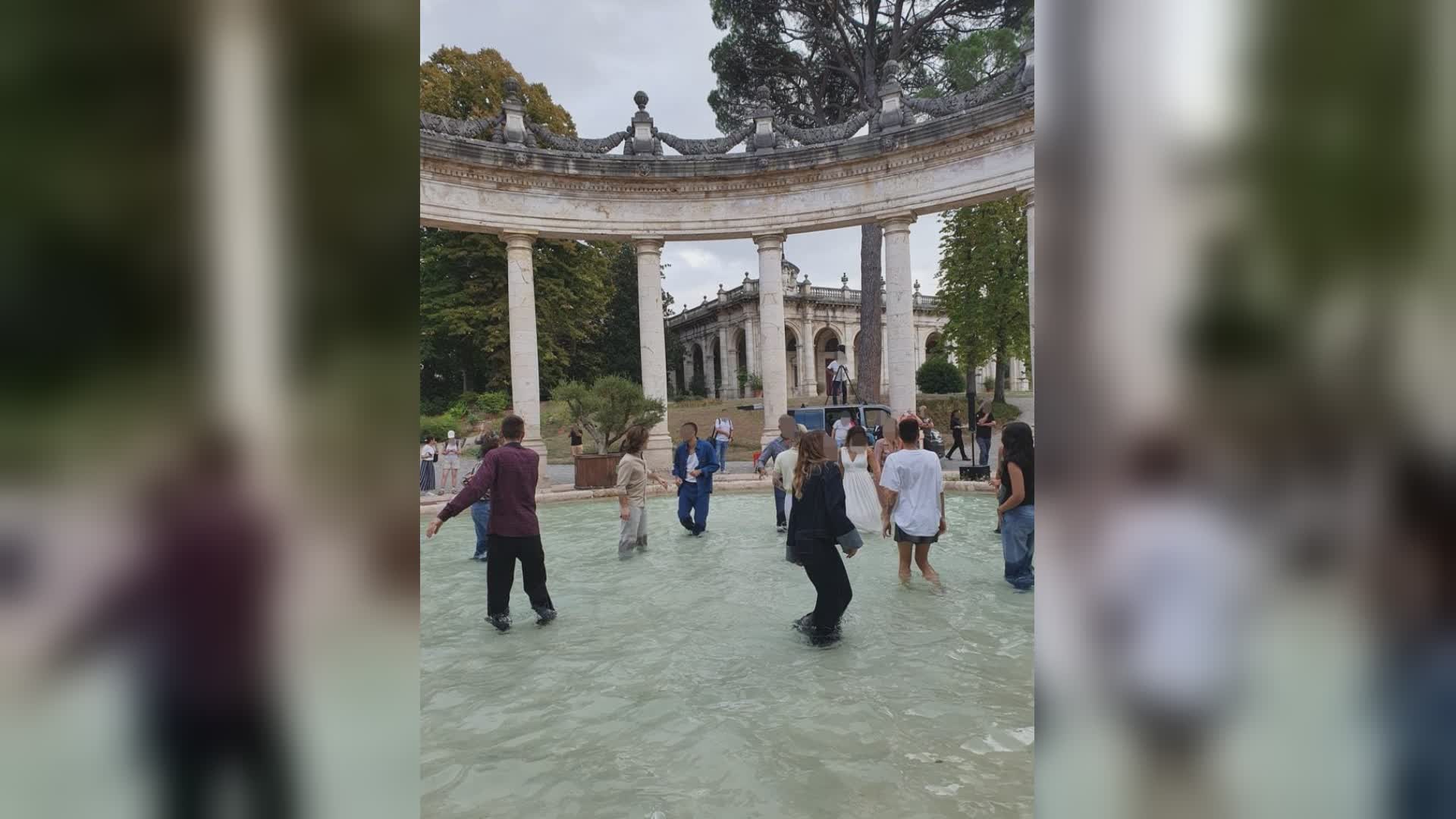 Montecatini. Ragazzi nella fontana dei coccodrilli