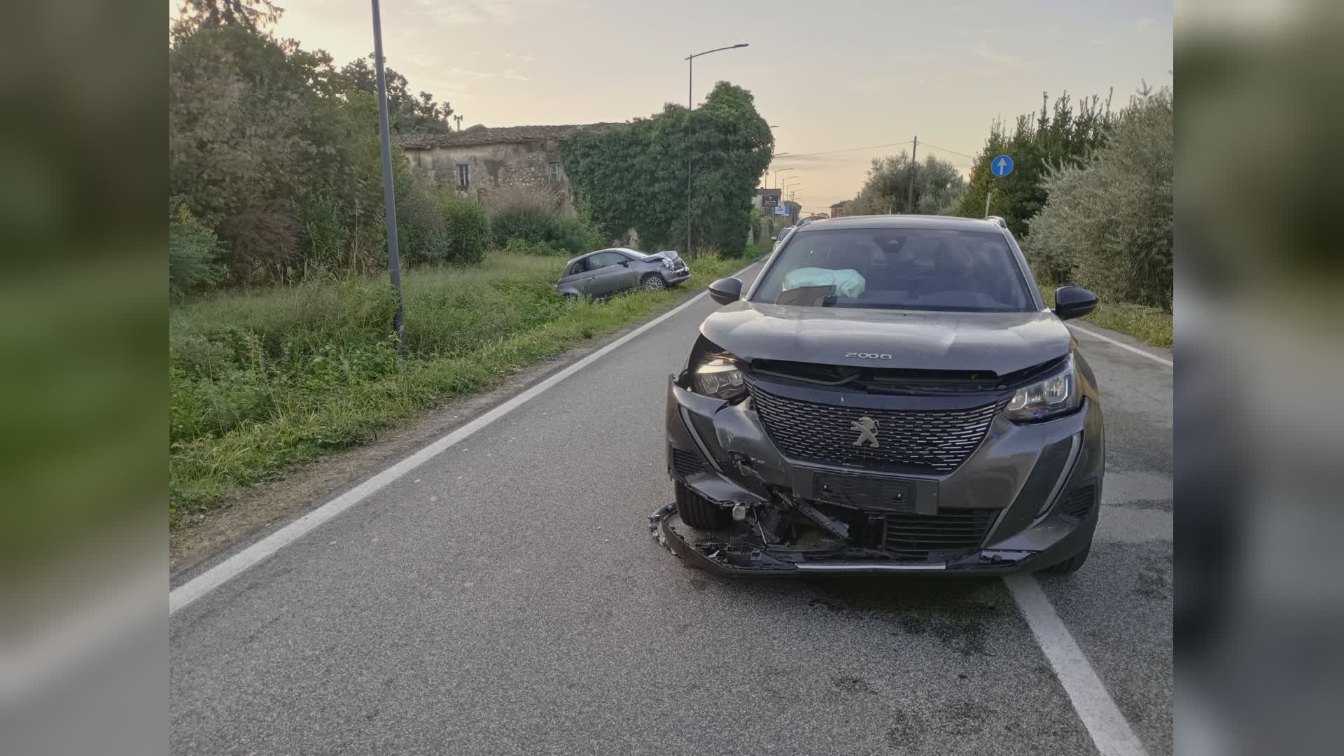 Pescia: incidente stradale; frontale fra due auto