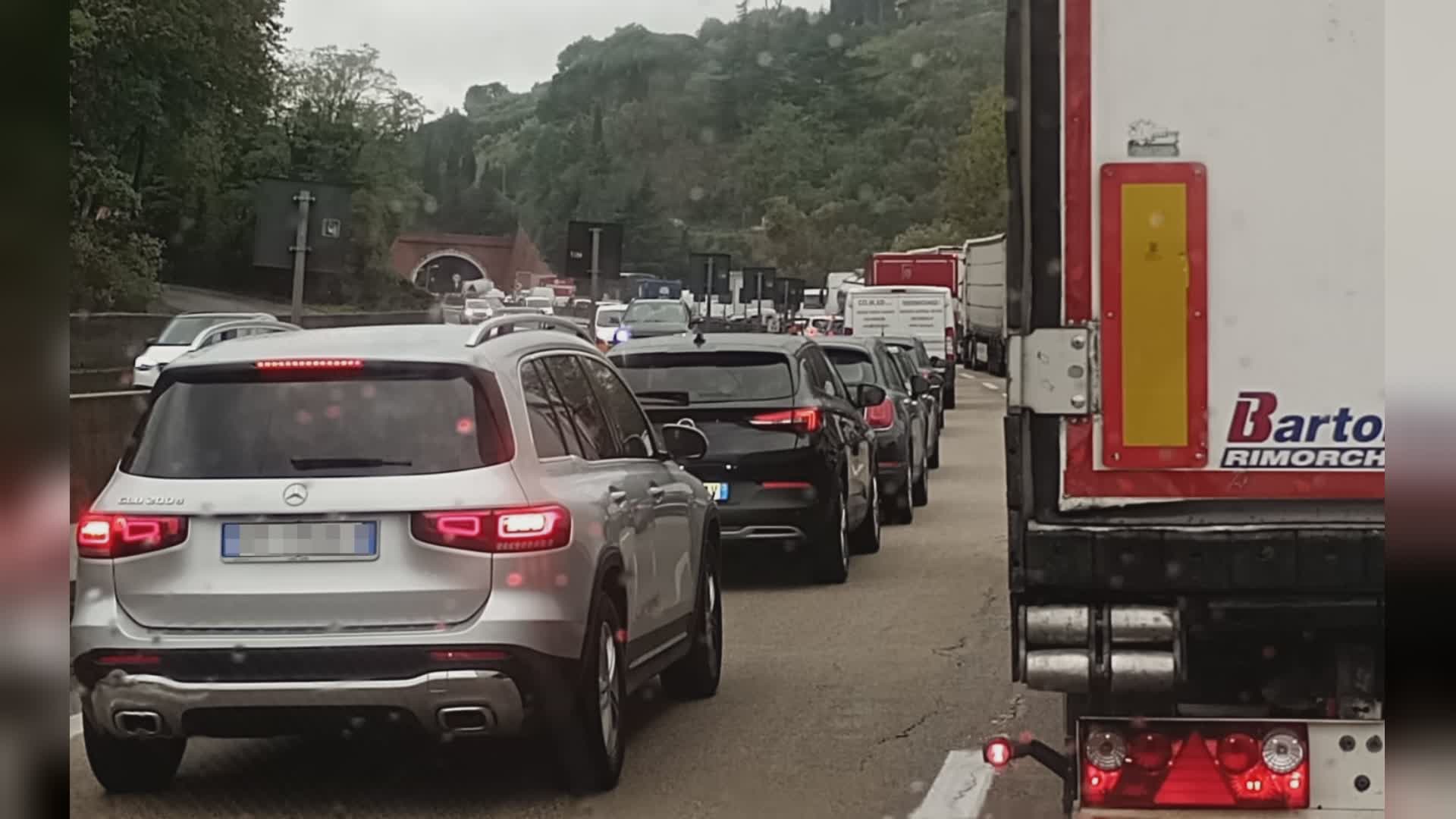 Serravalle P.se: autostrada in tilt per un incidente