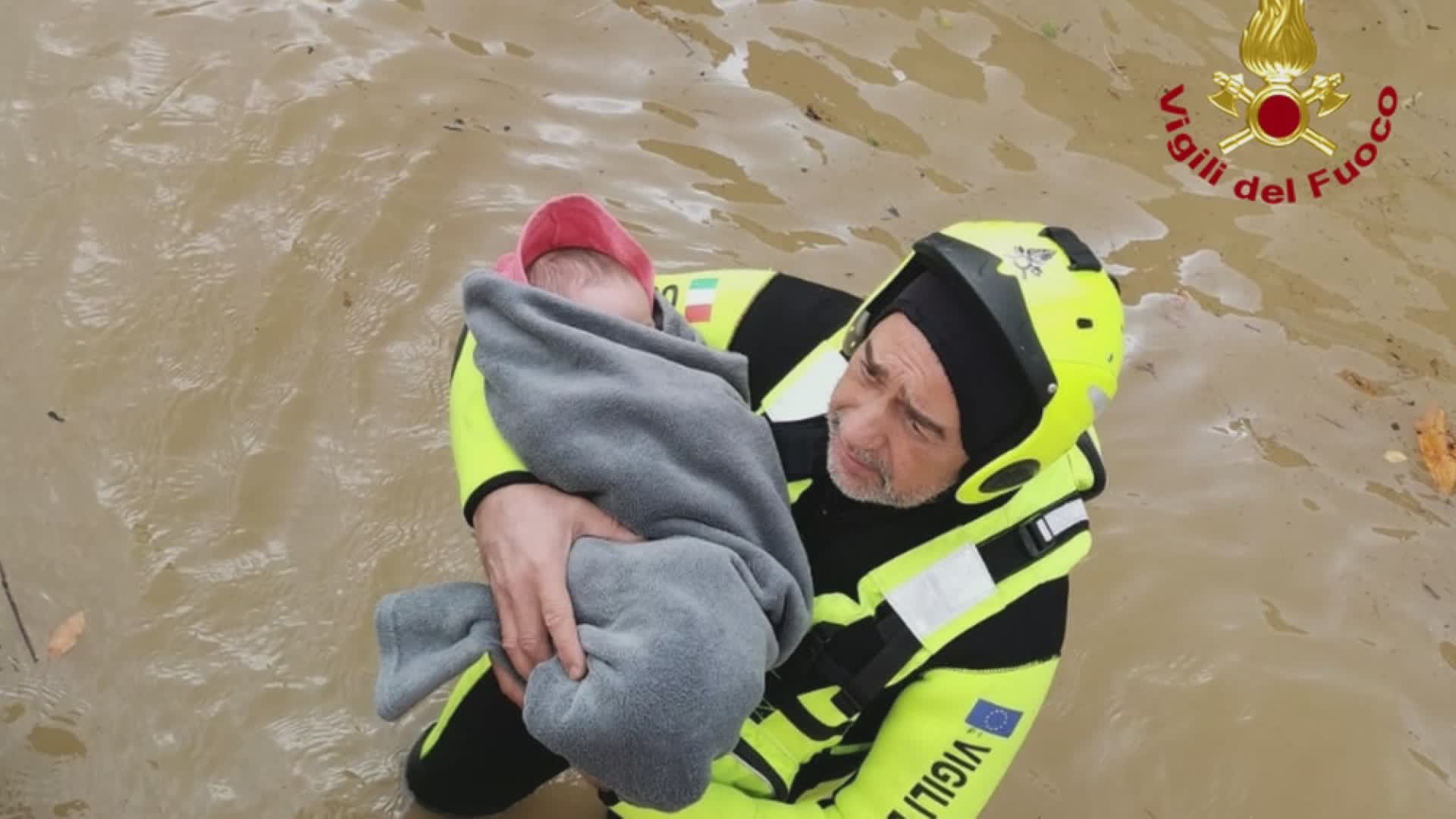 Alluvione: Vigili del Fuoco e neonata