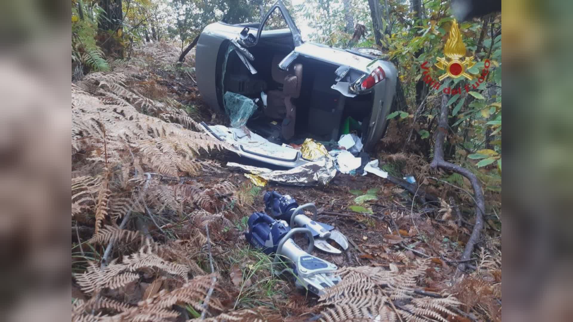 Pescia: auto sotto alla strada ad Aramo, un ferito