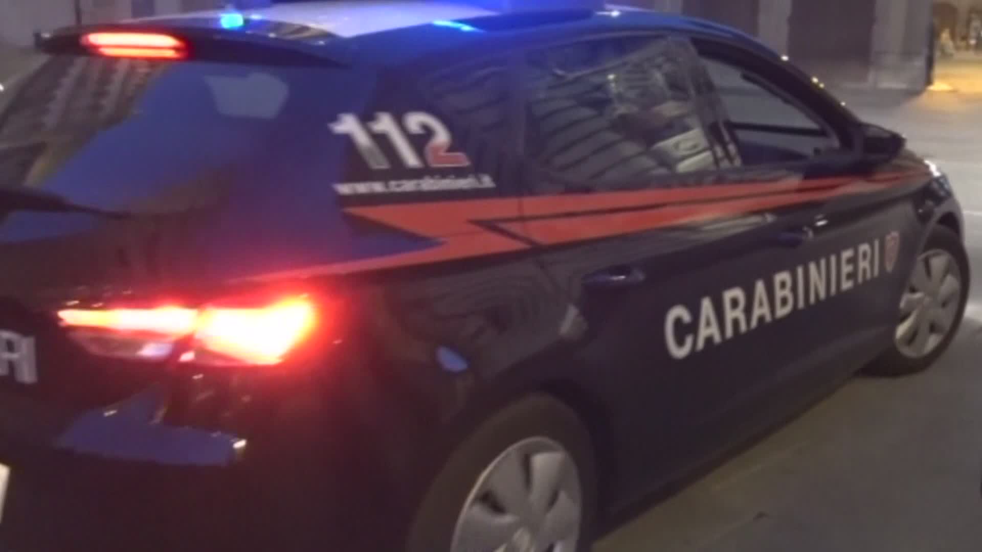 Violenze in famiglia, arrestato 51enne, aveva una pistola