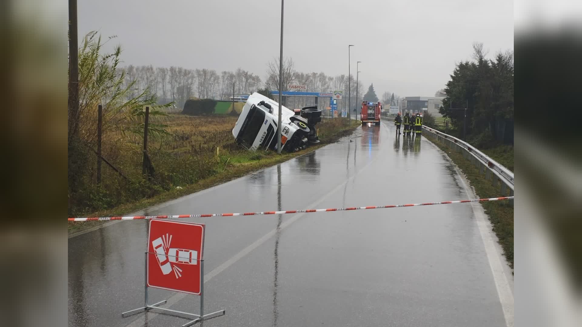 Montale. Ribalta tir di GPL. Evacuate case e aziende