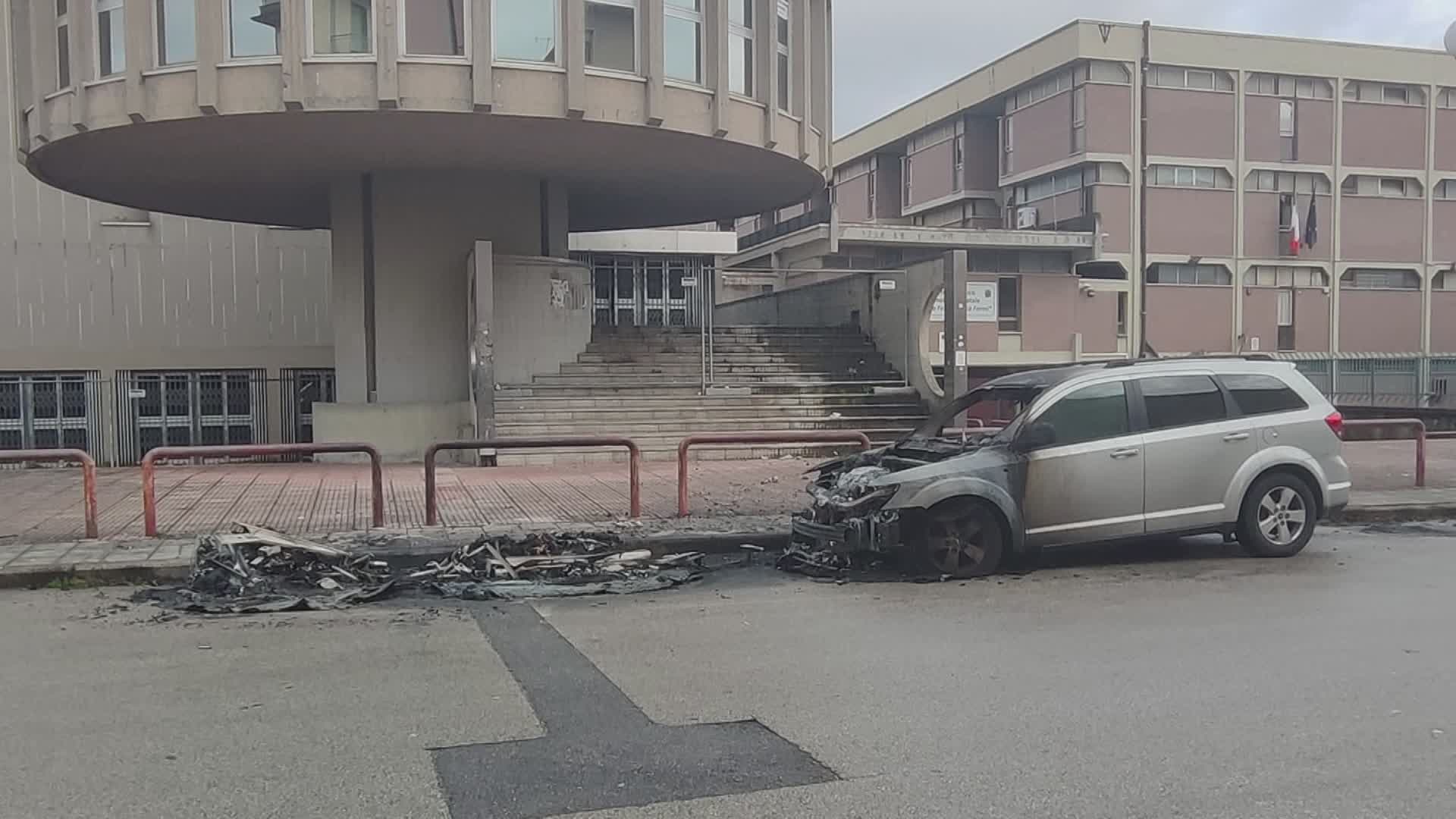 Pistoia: San Silvestro, cassonetto e auto in fiamme