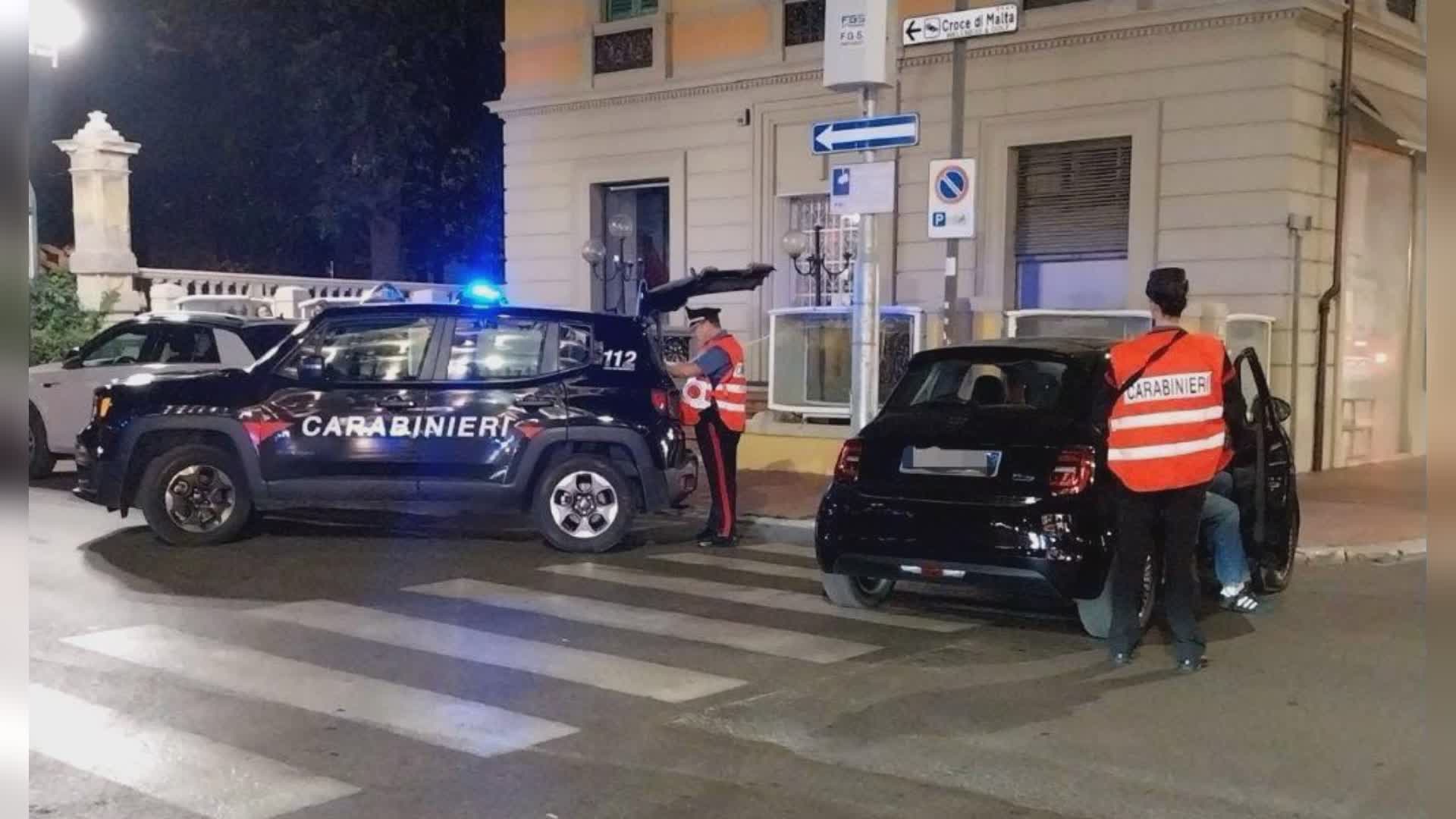 Lanciavano pietre in un albergo chiuso: denuciati 3 minori