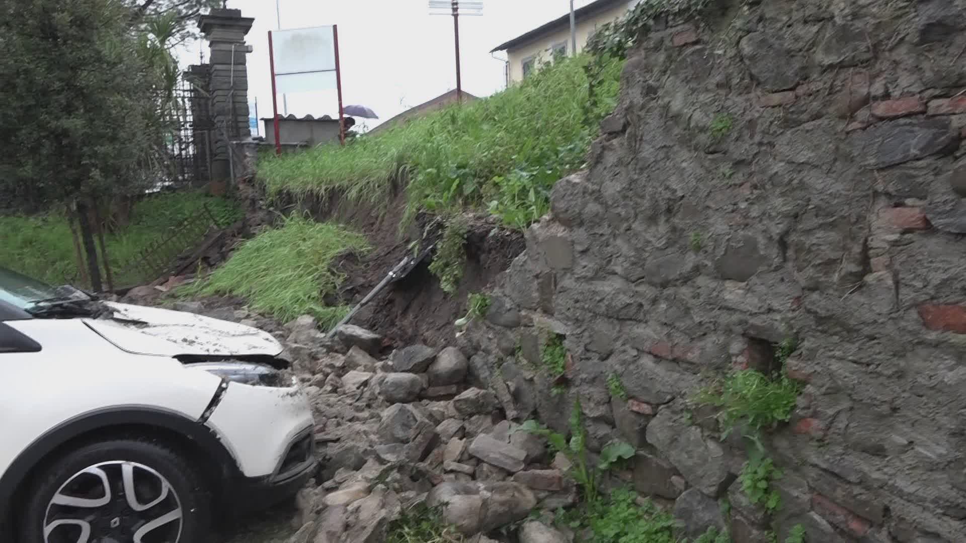 Crollato sulle auto muro parcheggio Misericordia Pistoia