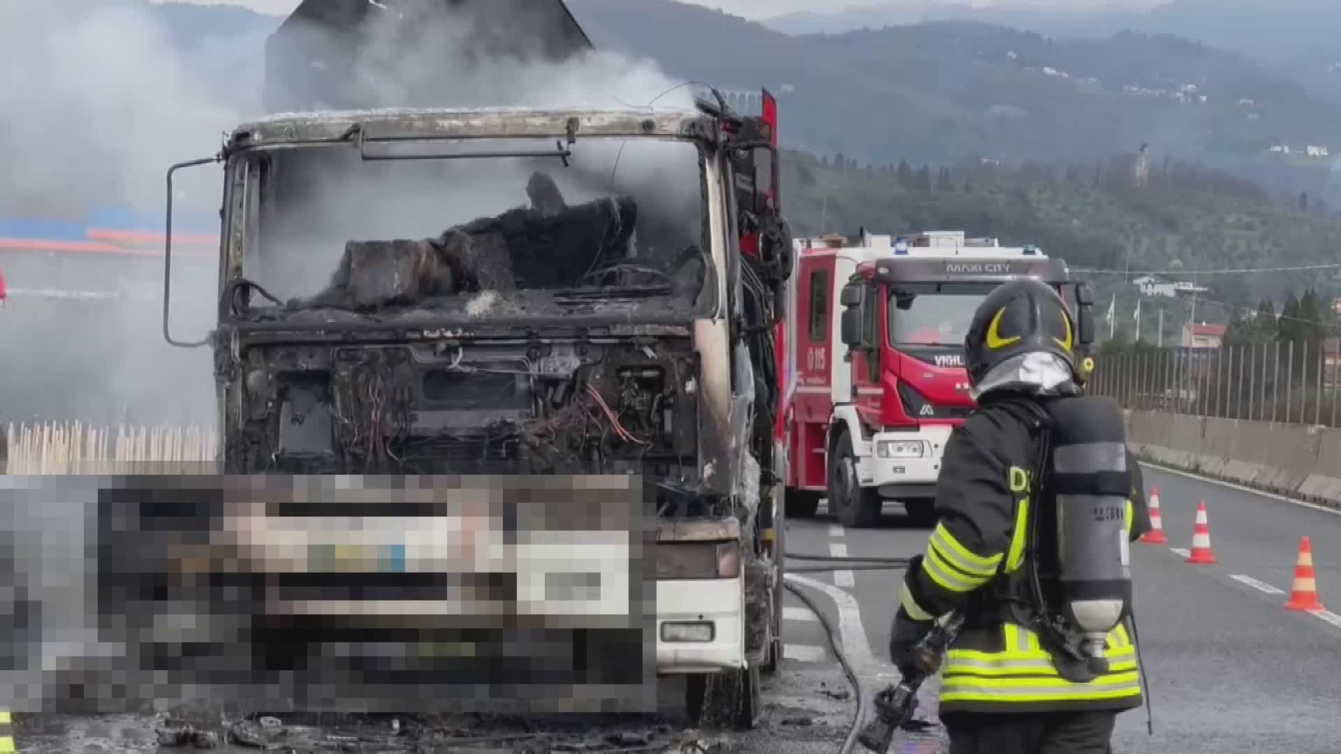 Pistoia: Camion in fiamme sulla superstrada, nessun ferito