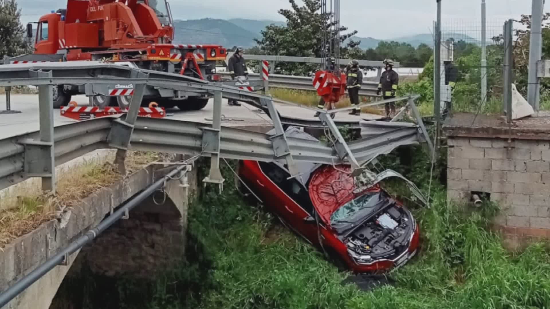 Auto in bilico sul dirupo. Conducente salvo