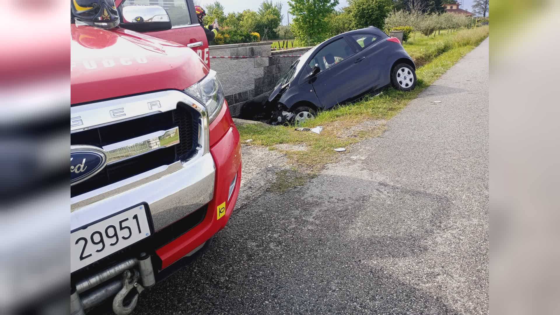 Auto fuori strada, 48enne in codice rosso al Cosma e Damiano