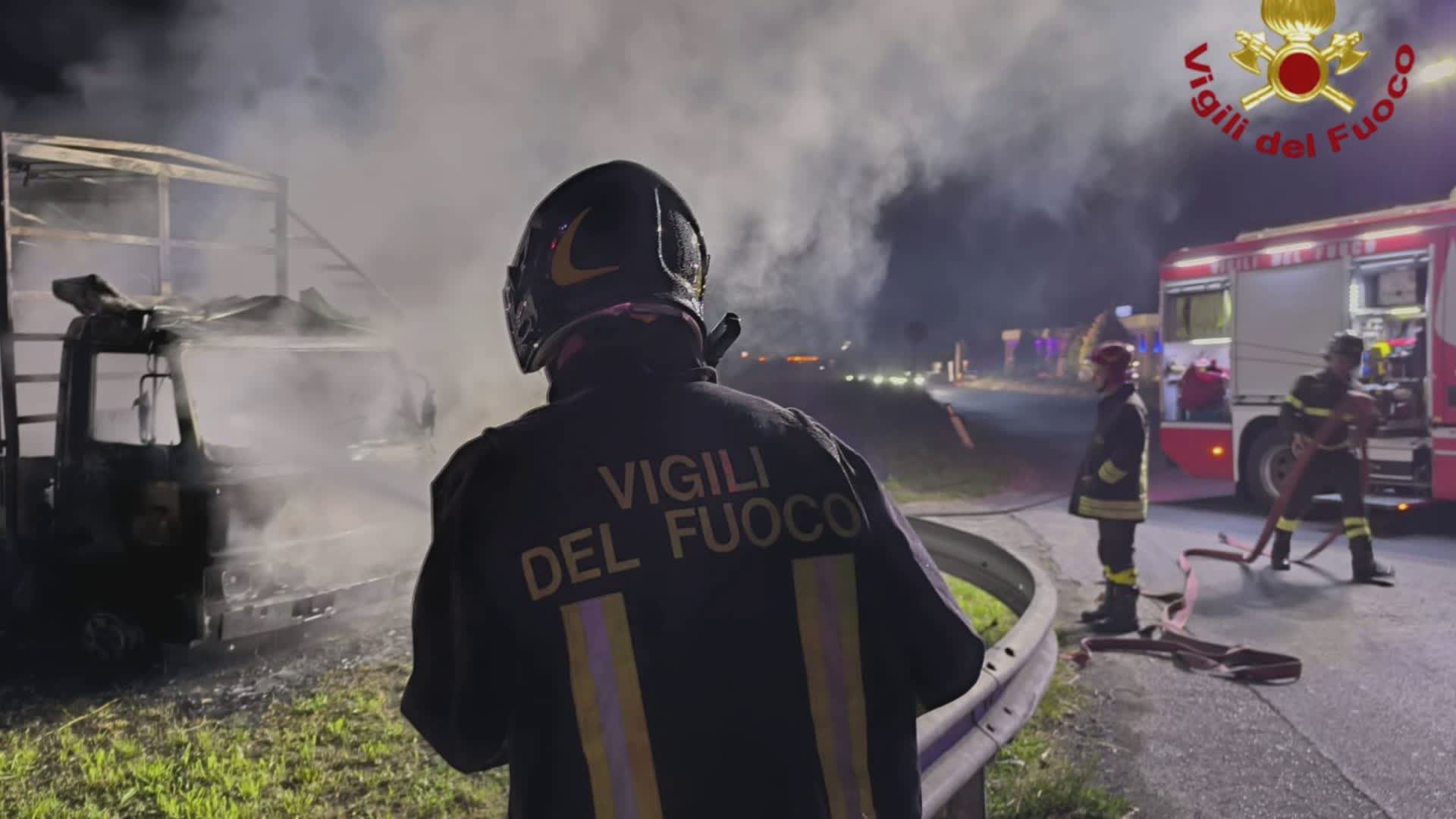 Ponte Buggianese: camion in fiamme nella notte