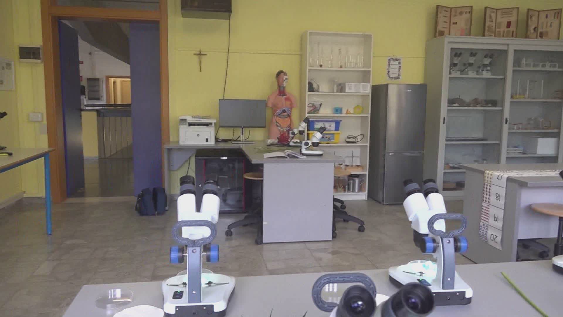 Pistoia - Laboratorio di scienze alla scuola Collodi