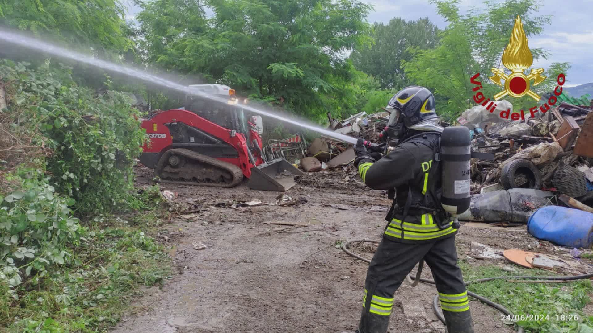 Pistoia: vigili del fuoco su discarica abusiva in fiamme