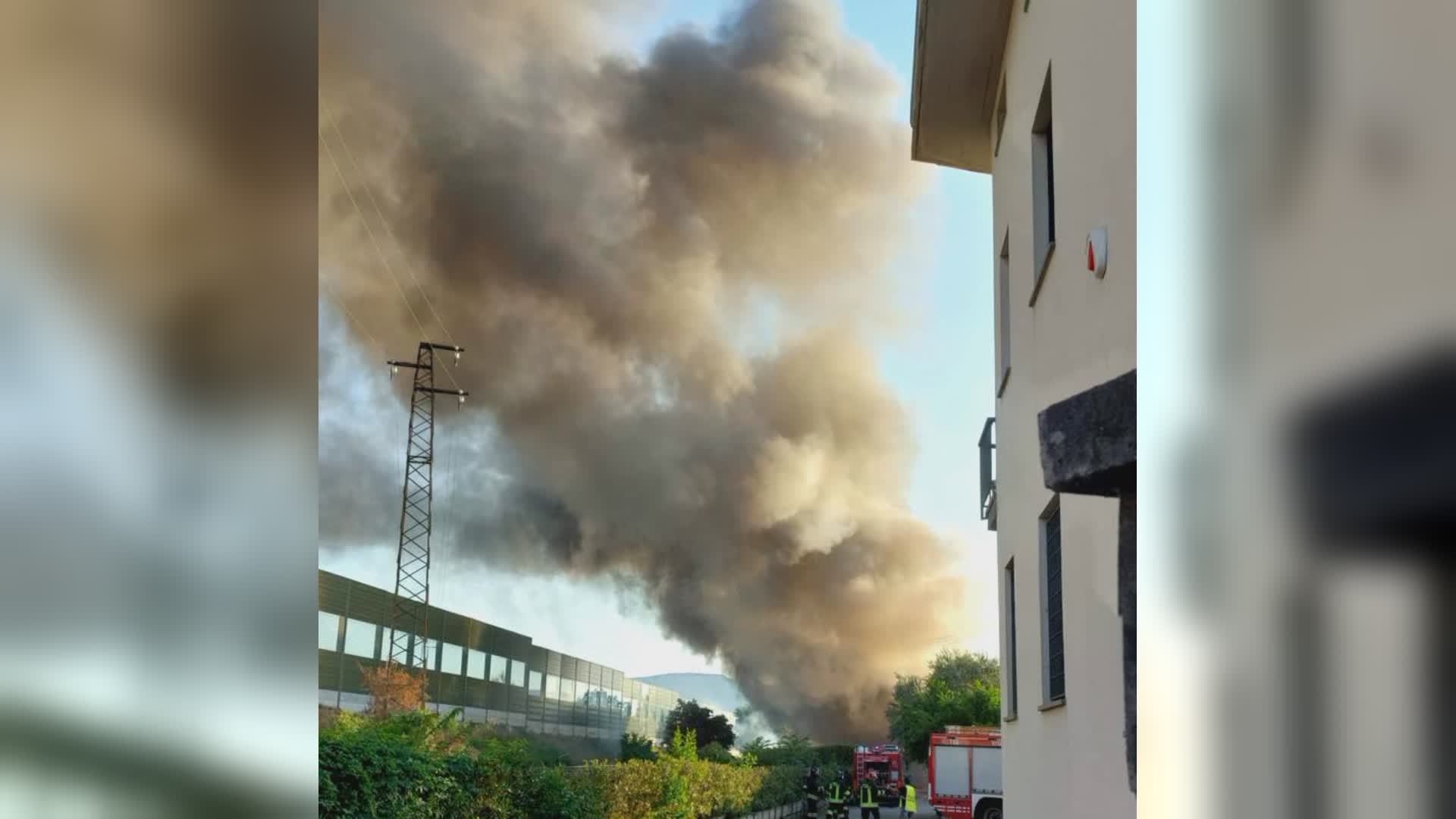 Altopascio (Lu): grosso incendio in un oleificio