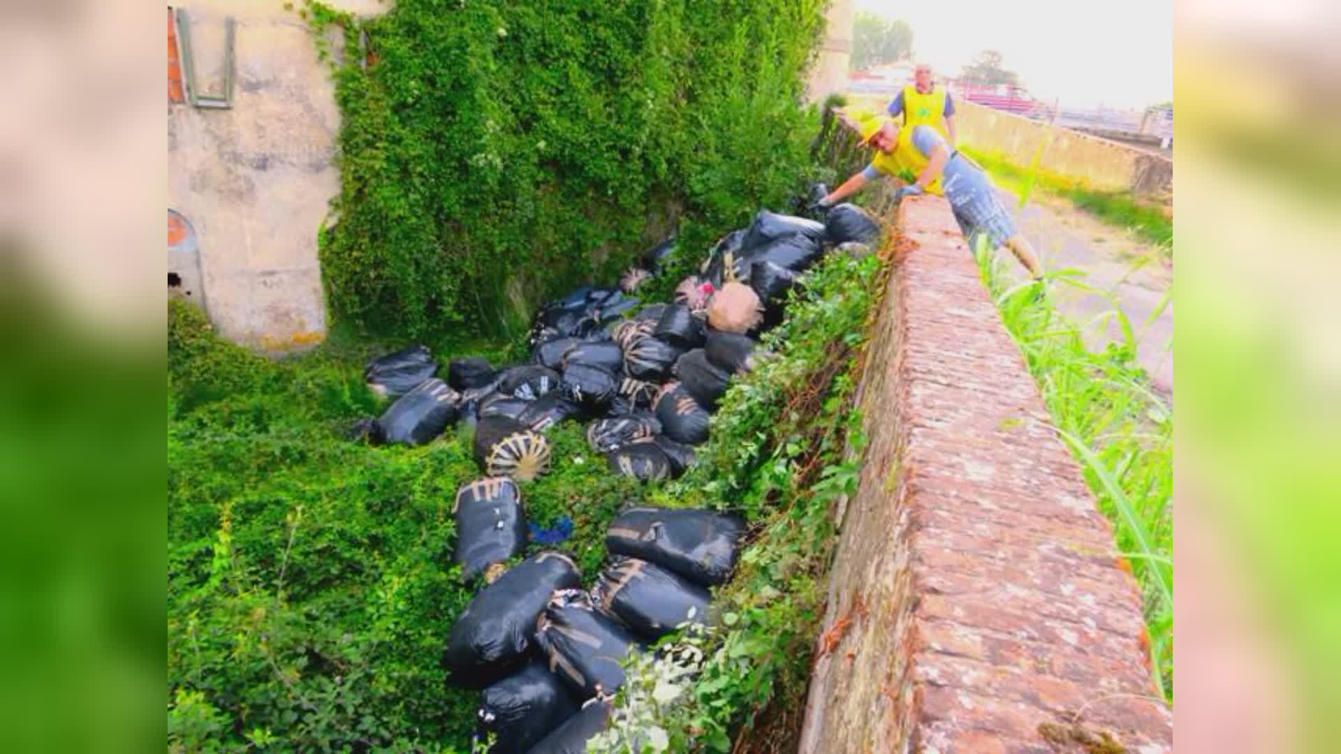 Ambiente: scarti tessili abbandonati nel comune di Agliana