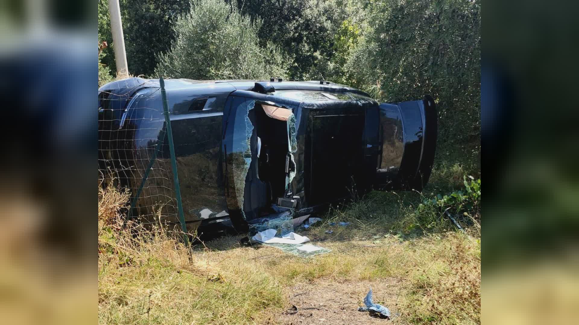 Suv si cappotta sulla Porrettana