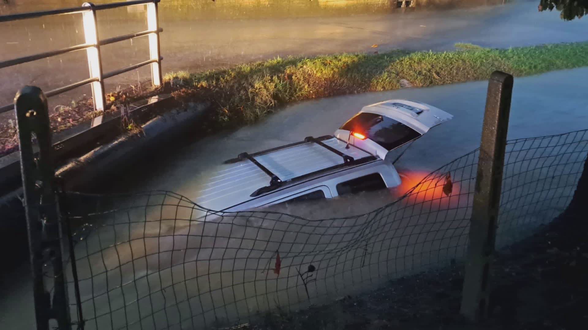 Maltempo, auto nel Bollacchione in piena, conducente illeso