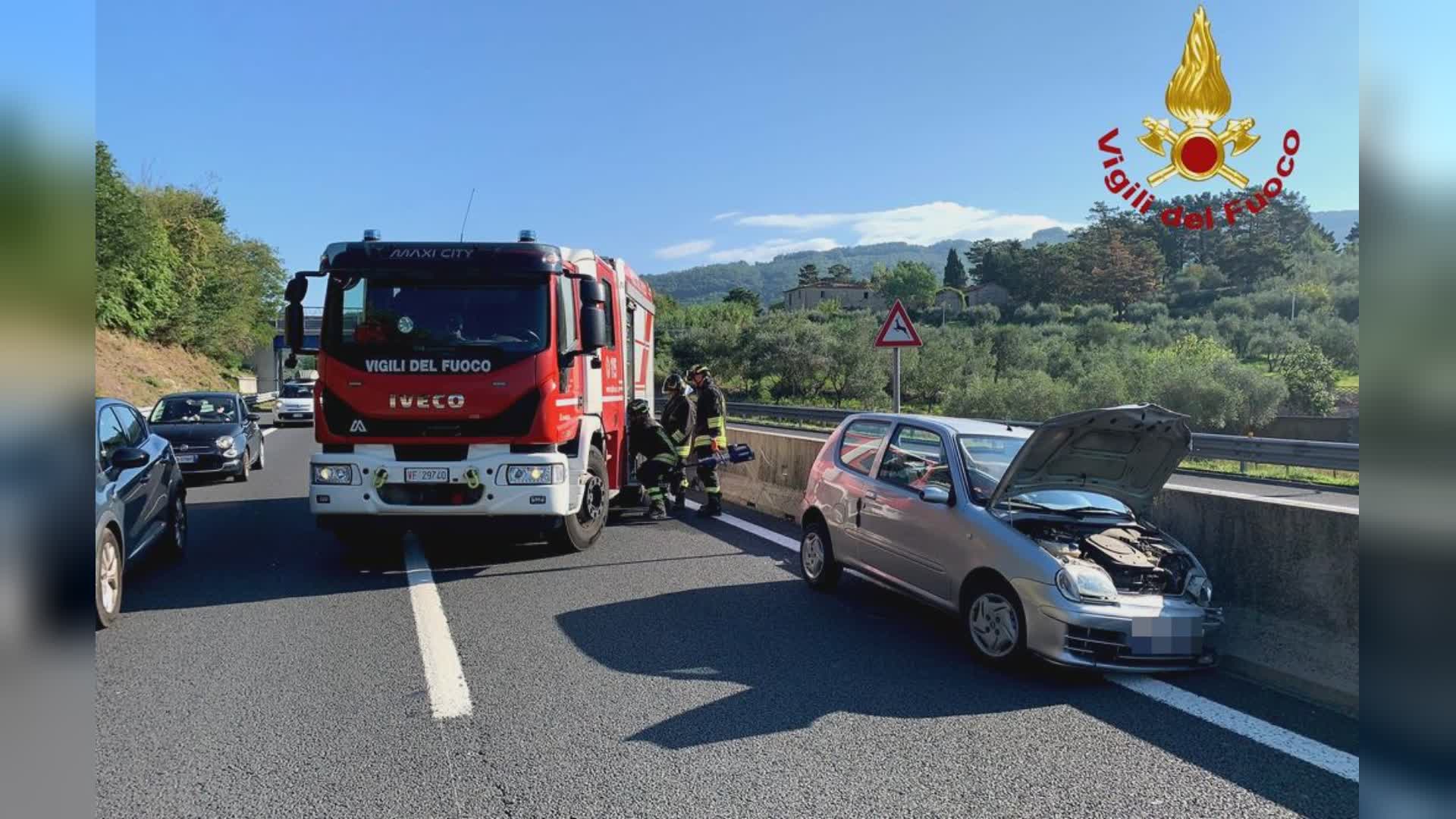 incidente in A11, uomo incastrato nell'auto