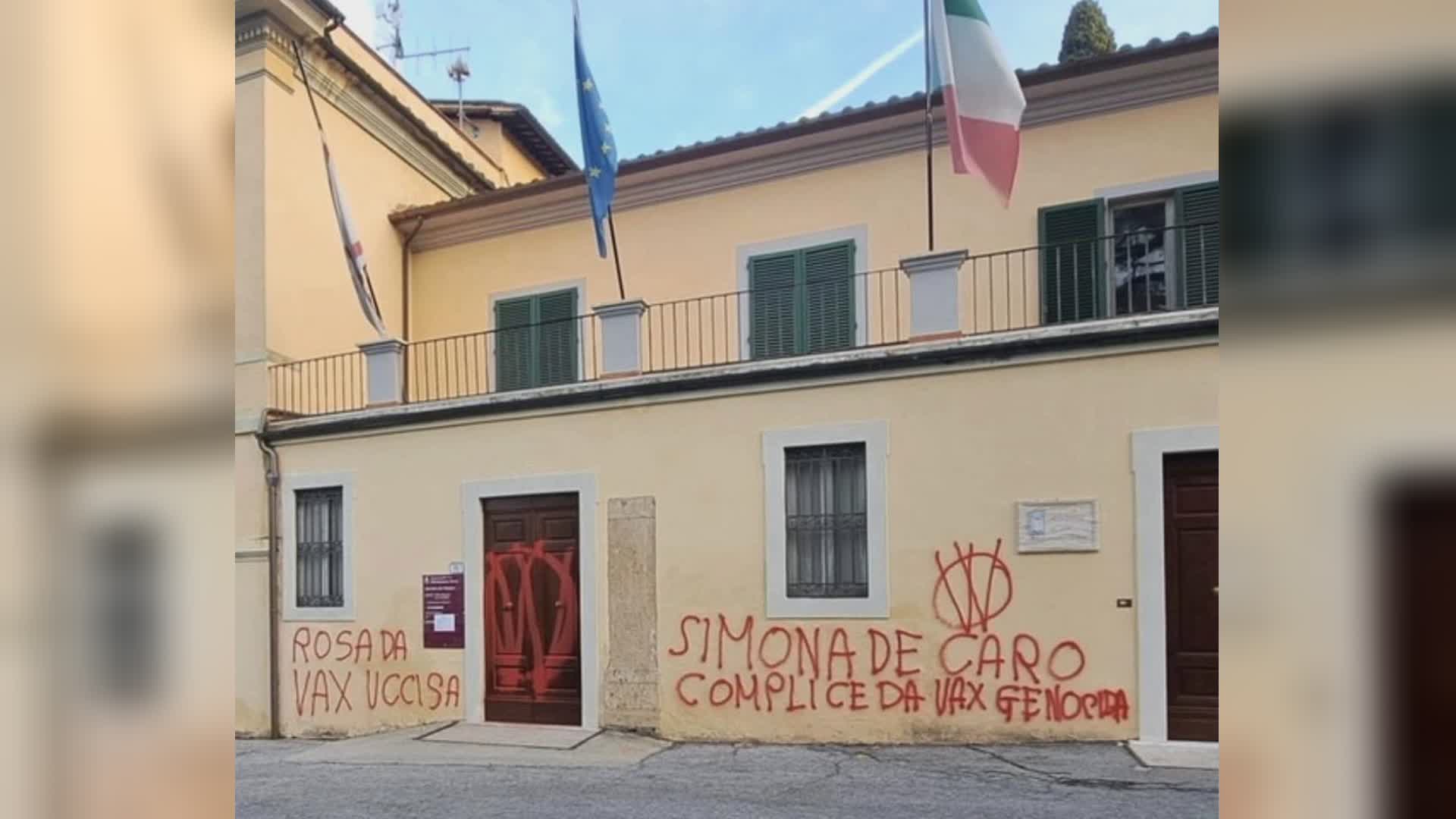 Scritte no vax al palazzo comunale di Monsummano