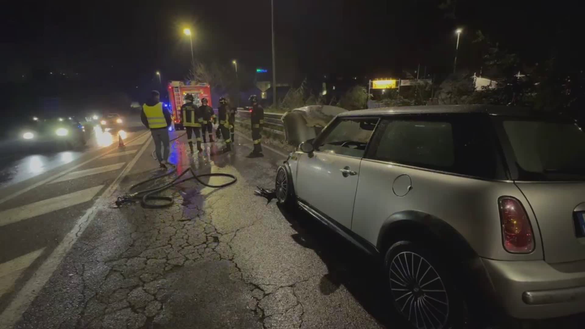 Pistoia: auto in fiamme nei pressi della frazione di Barile