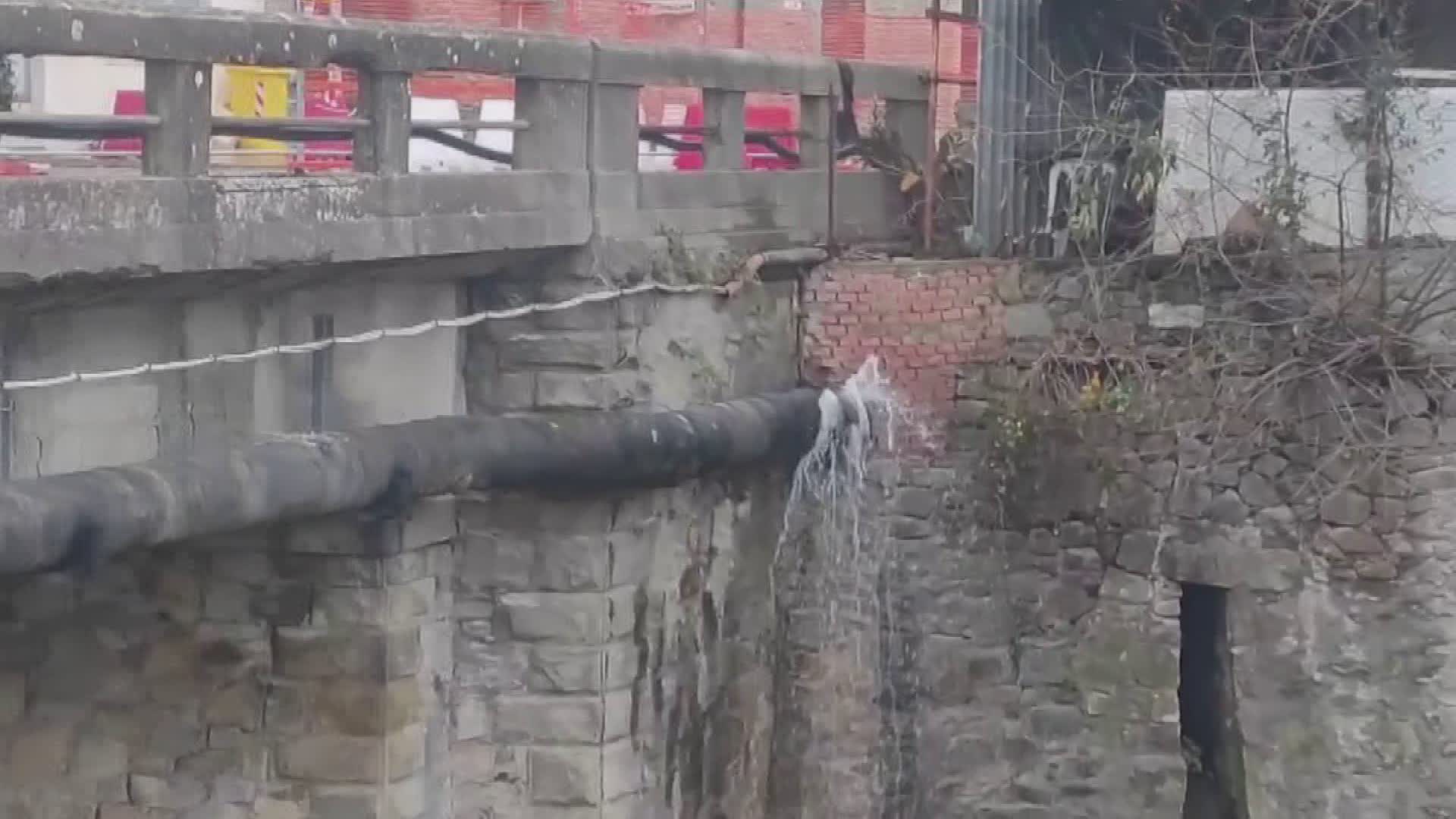 Ponte di Pontenuovo, rotto un tubo dell'acqua