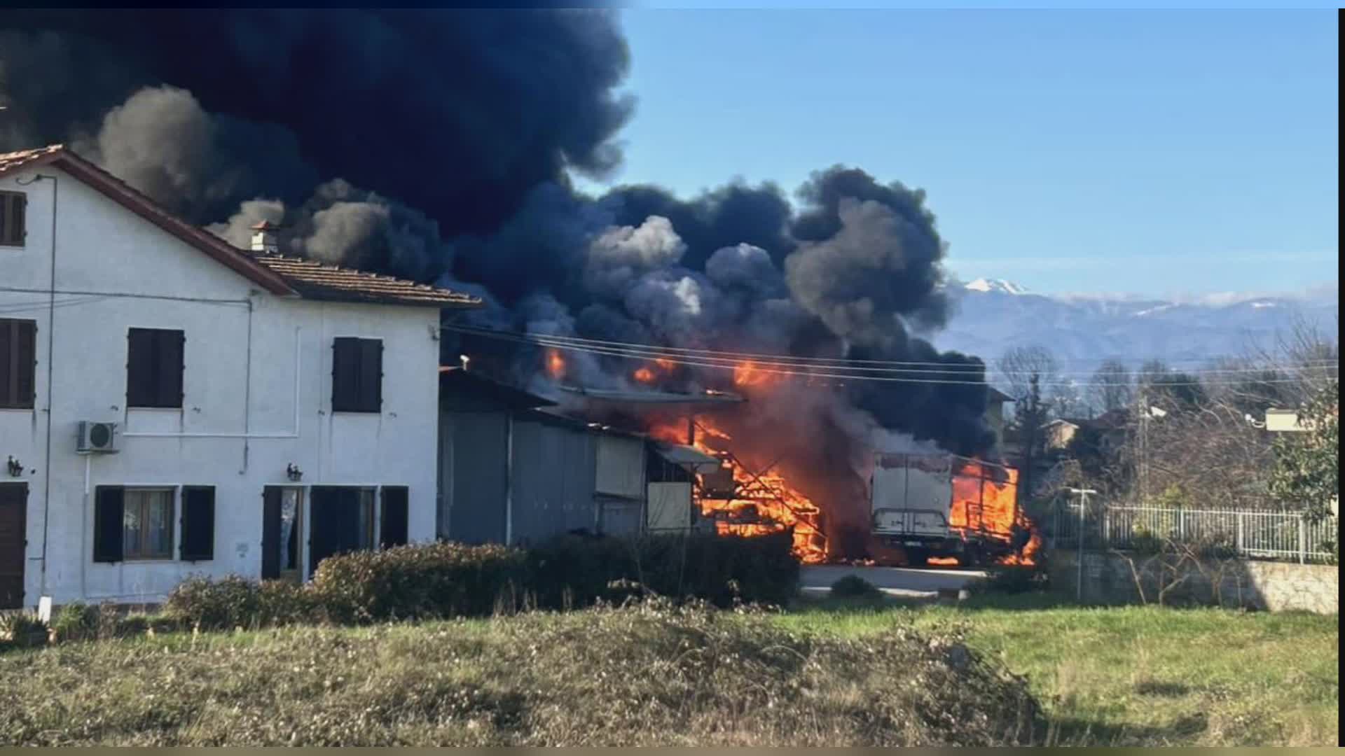 Quarrata, a fuoco camion, rimesse e fienile