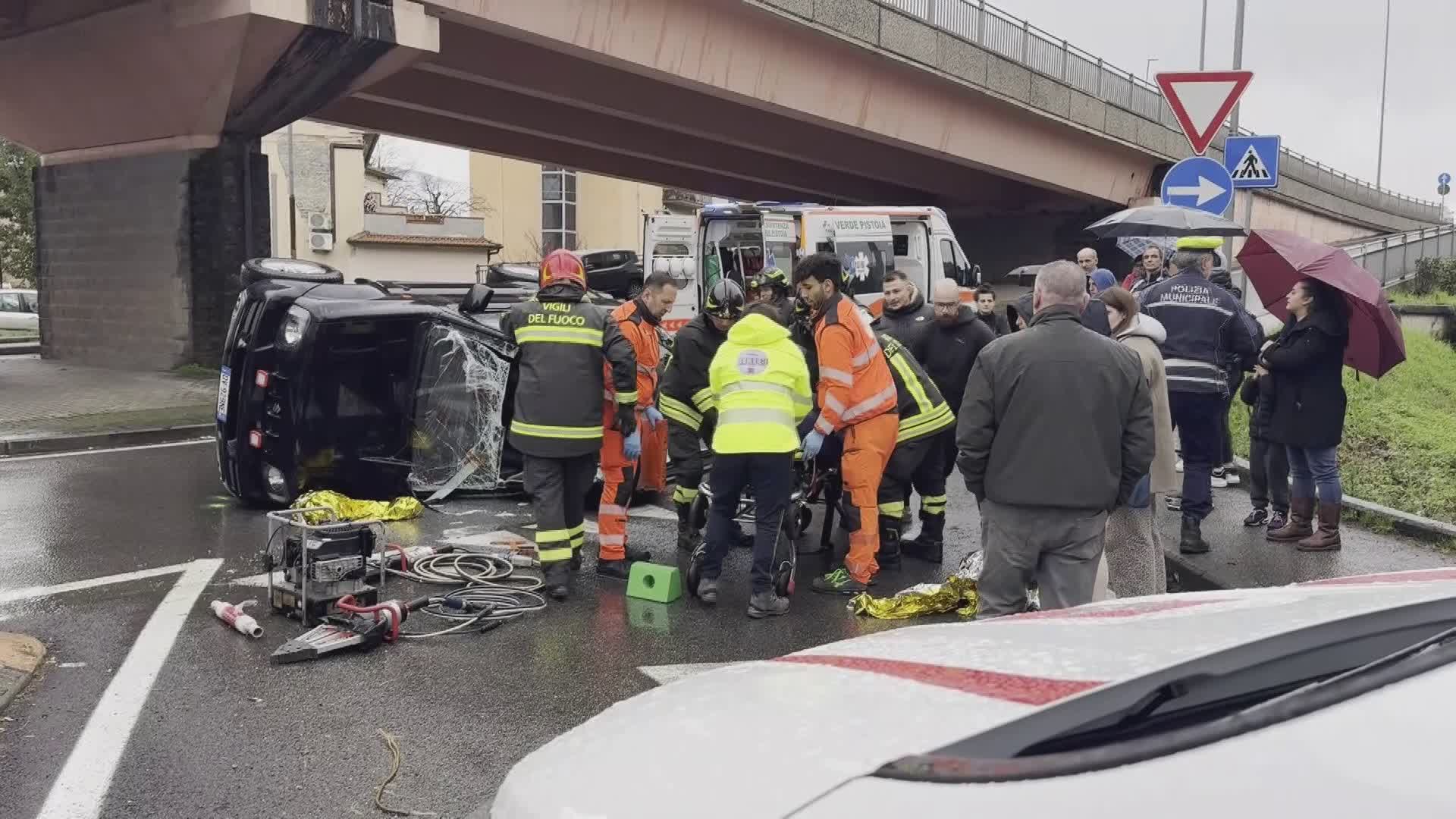 Incidente alla rotonda di ponte Europa, un ferito