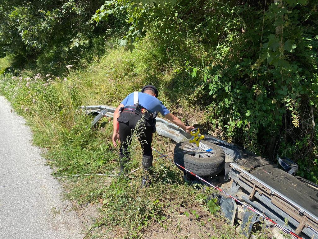 Auto finisce in una scarpata a Pracchia