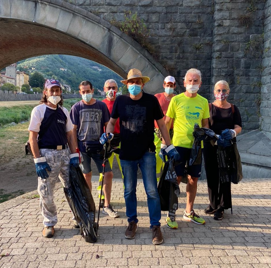 A Pescia amministratori e volontari ripuliscono un tratto del fiume