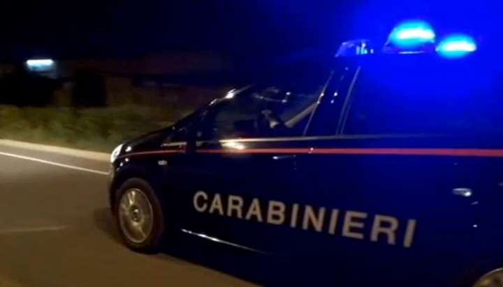 Sorpreso dai carabinieri mentre scarica abusivamente rifiuti