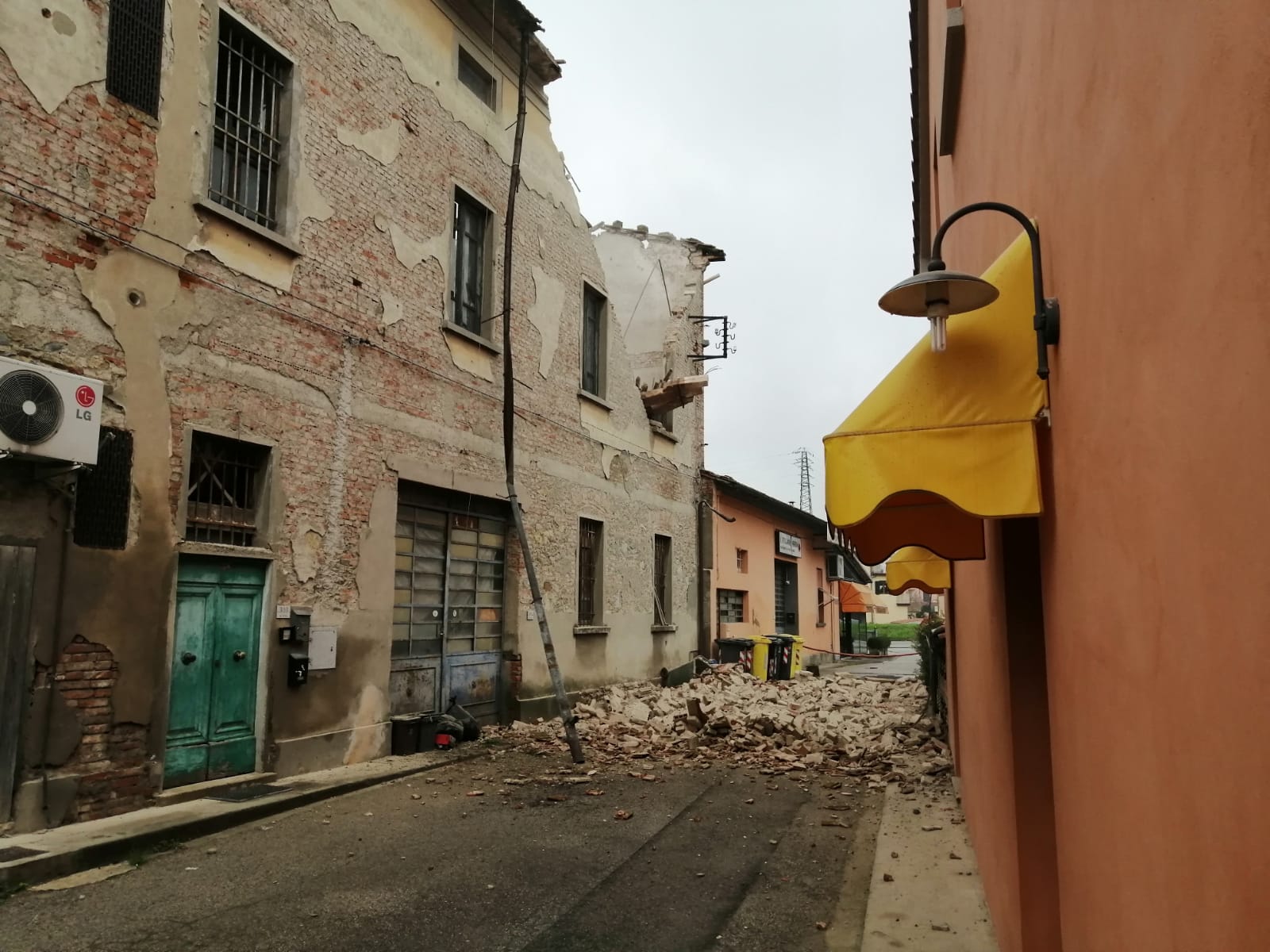 Crolla una palazzina a Olmi di Quarrata