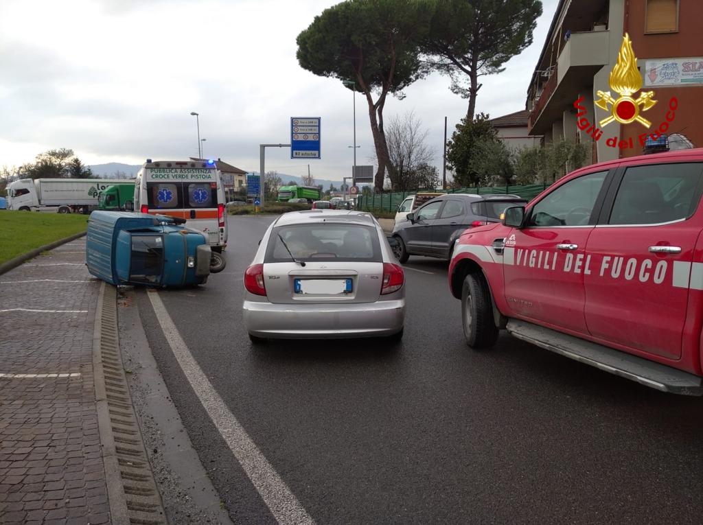 Apecar si ribalta con il conducente che rimane incastrato